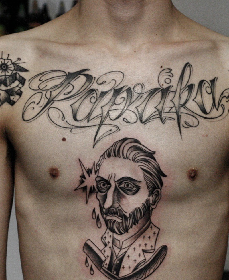 超拽的英文和肖像结合的胸部纹身