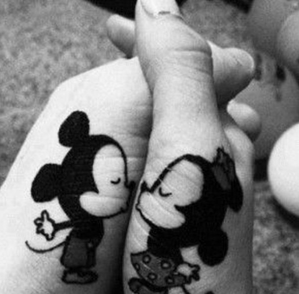 没有奢华的戒指却有配衬的纹身