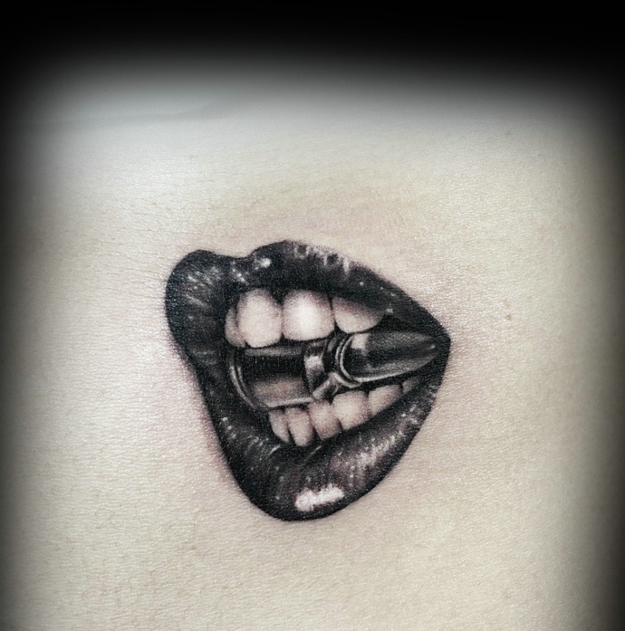 十分逼真的一张3d性感嘴唇纹身