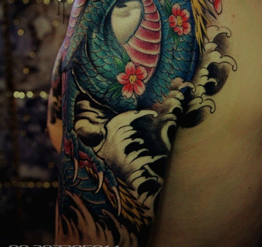 气场十足的彩色半甲邪龙纹身