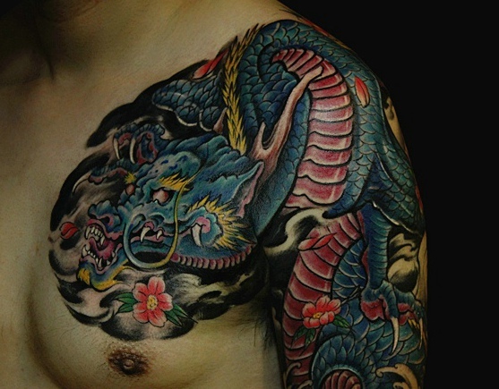 气场十足的彩色半甲邪龙纹身