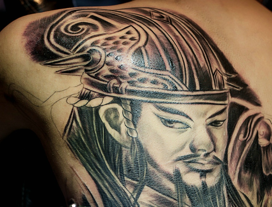 遮盖着半个背部的黑白大关公纹身