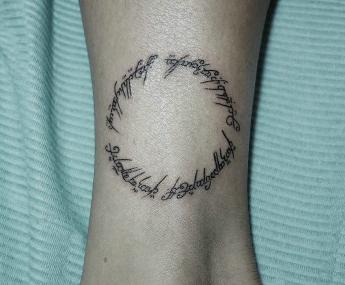 裸脚上的创意圆形英文纹身意义非凡