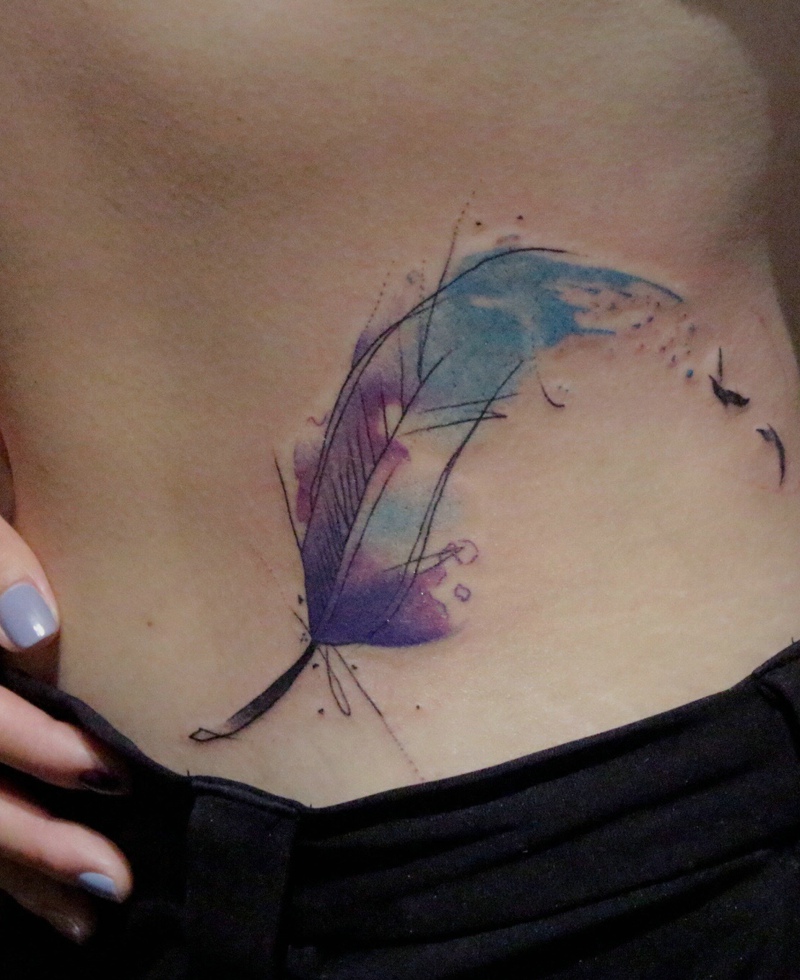 彩色小树叶纹身格外的漂亮