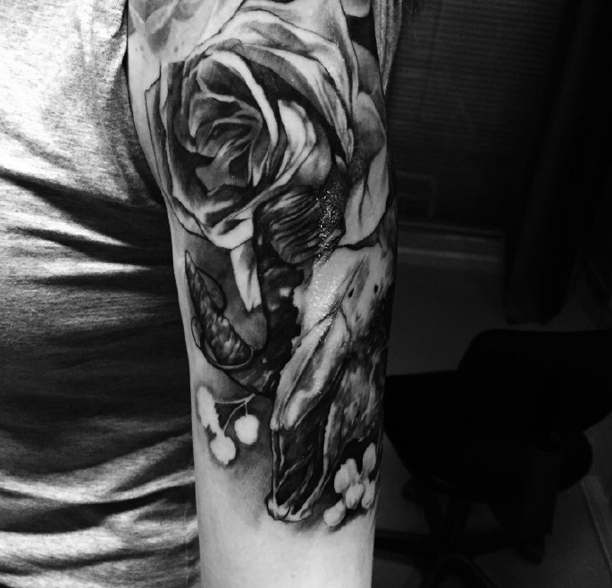 手臂个性经典的黑白图腾刺青