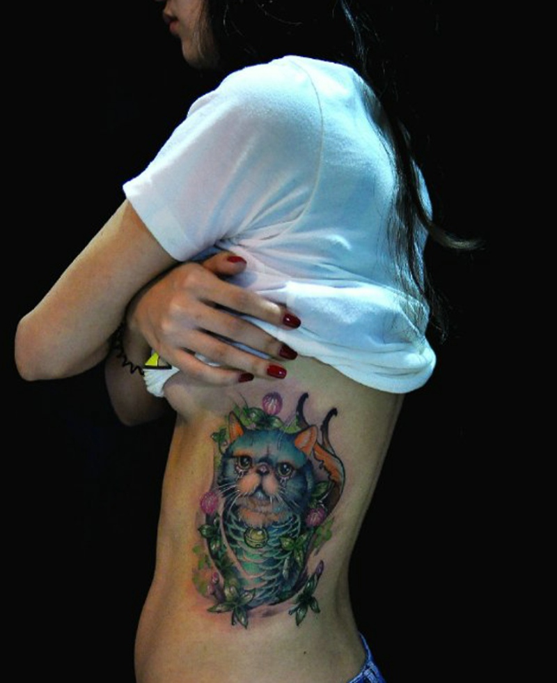 女生侧腰部有着萌萌可爱的小花猫纹身