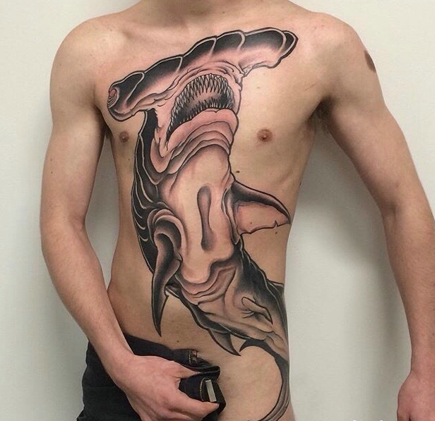 开放男士胸前好看的黑白海豚纹身