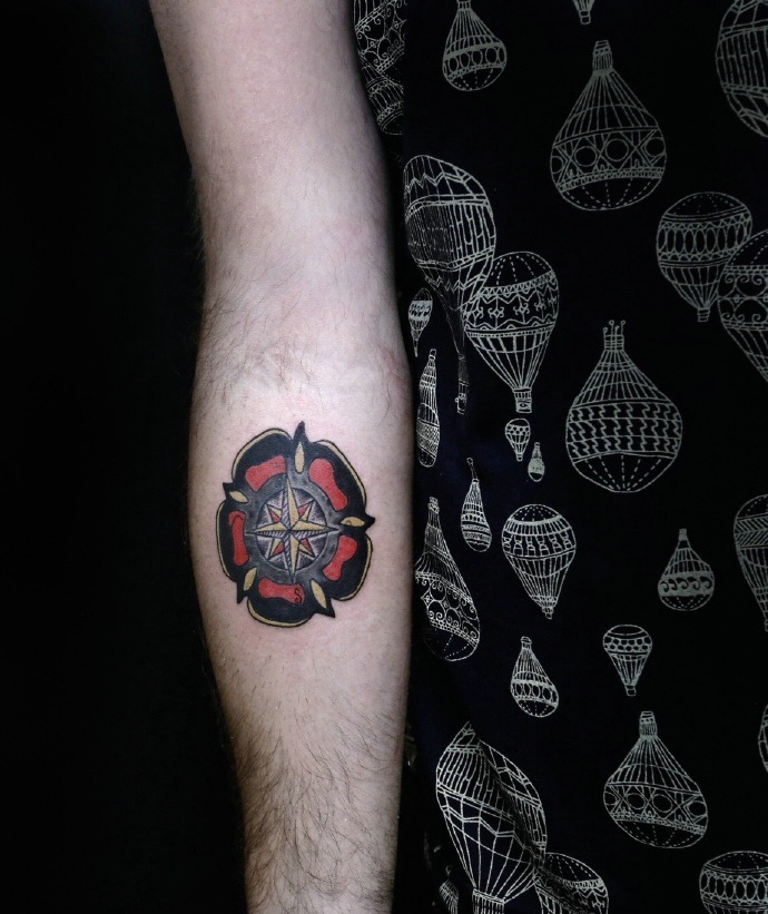 相当不错的手臂彩色指南针纹身