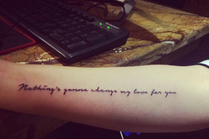 线条英文手臂纹身简单大方