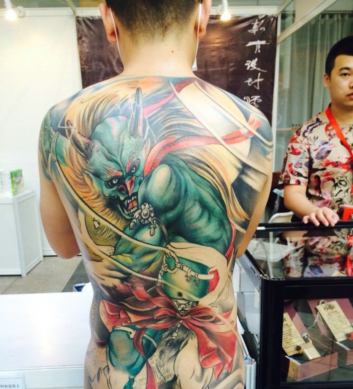 中年男士满背彩色另类怪物刺青