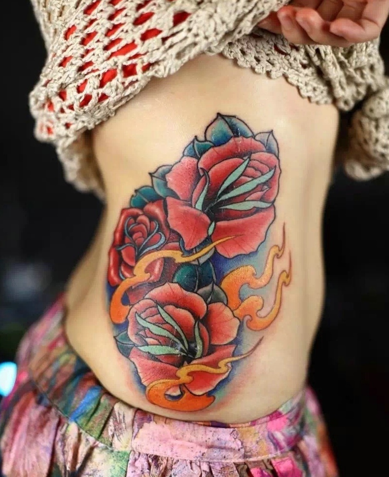 细腰美女侧腰部有着唯美的花朵纹身