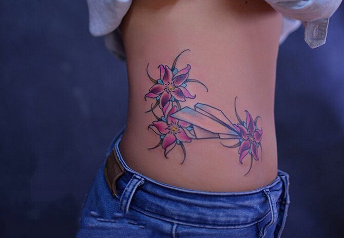 纤腰纸飞机与花纹身图案