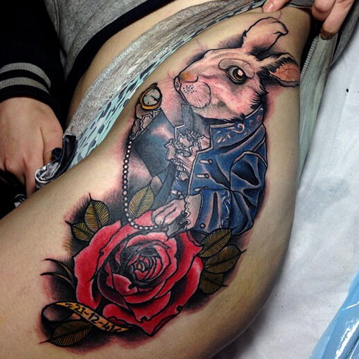 大腿上兔子玫瑰纹身图案