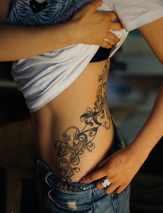 美女侧腰柔美喇叭花纹身图案