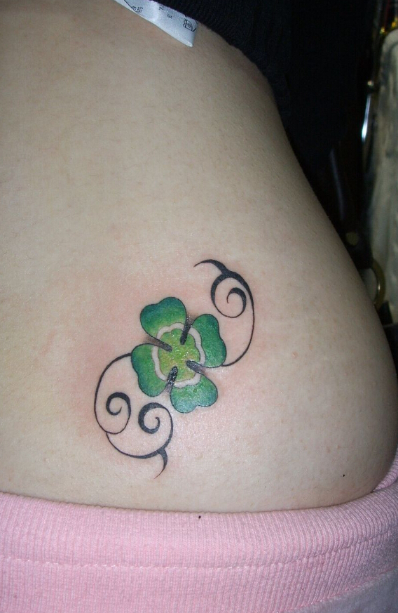 女性腰部四叶草纹身图案