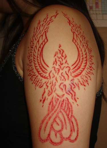 凤凰图腾割肉纹身