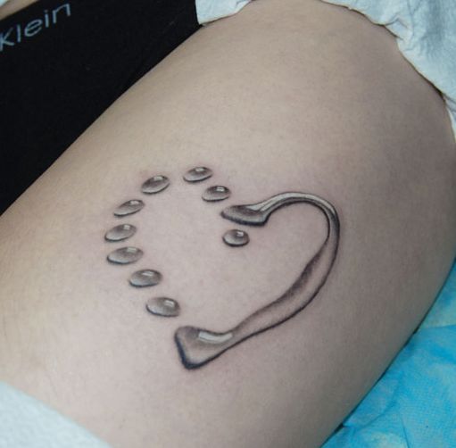 女孩子腿部好看的水滴爱心纹身图案