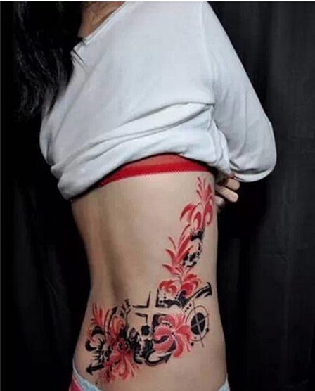 美女腰部漂亮的彼岸花纹身图案