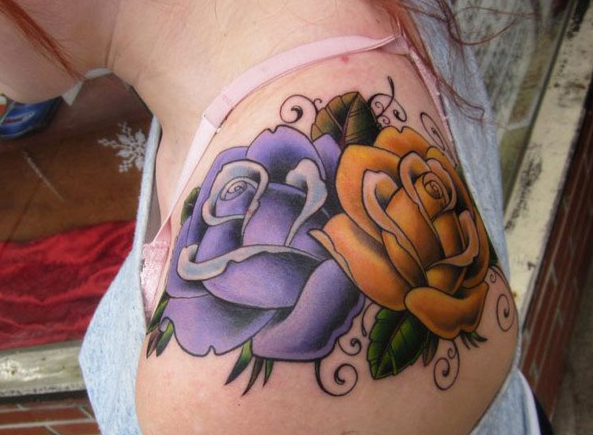 美女披肩玫瑰纹身图案