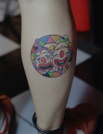 女生小腿经典的小丑哭脸与笑脸纹身图案
