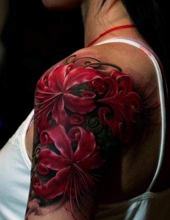 美女披肩彼岸花纹身图案