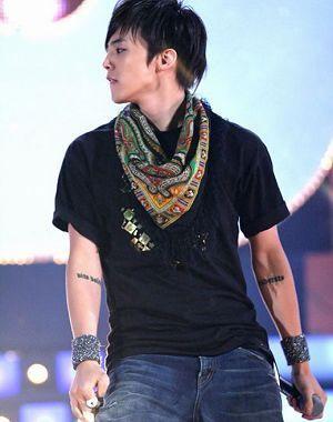 明星权志龙手臂刺青图片