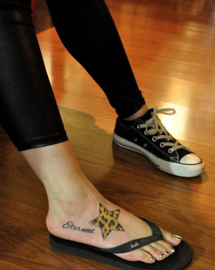 女孩子脚部好看的豹纹五角星纹身图案