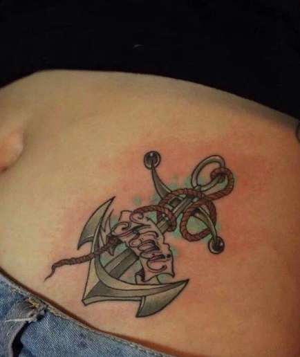 女性腹部彩色船锚纹身图案