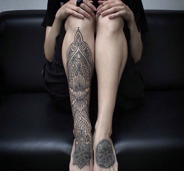 一款时尚的印度海娜纹身落在小腿上