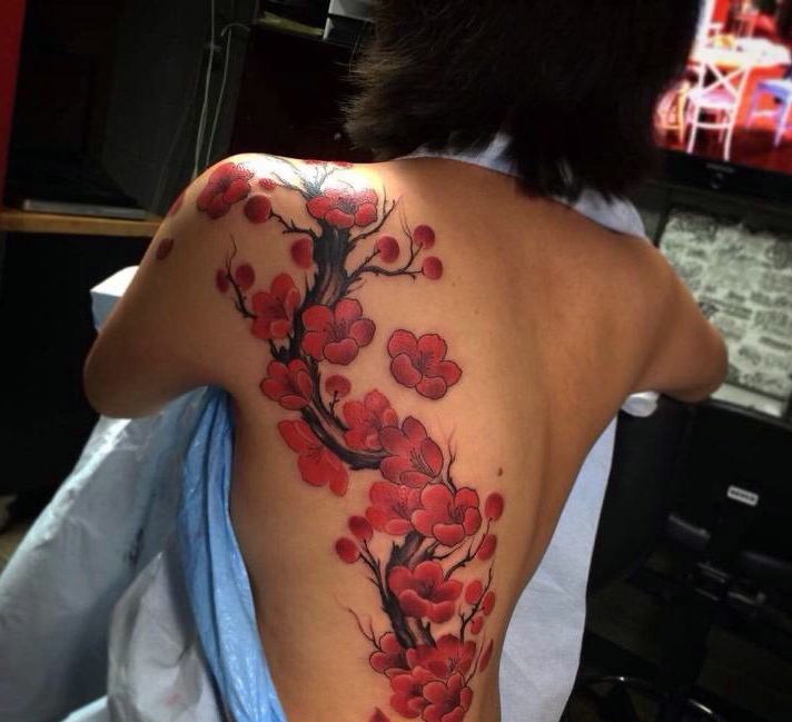 遮盖着半个背部的漂亮樱花刺青