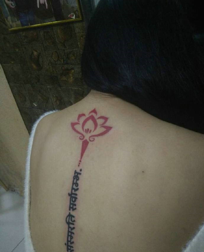 非常亮眼的线条梵文刺青