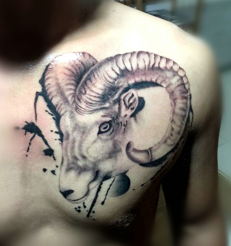 个性另类的黑白羊头图腾纹身