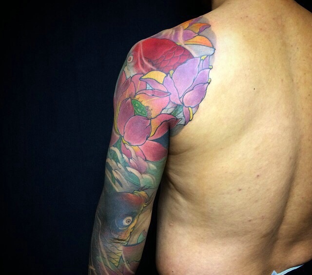 精致个性的彩色半甲鲤鱼纹身