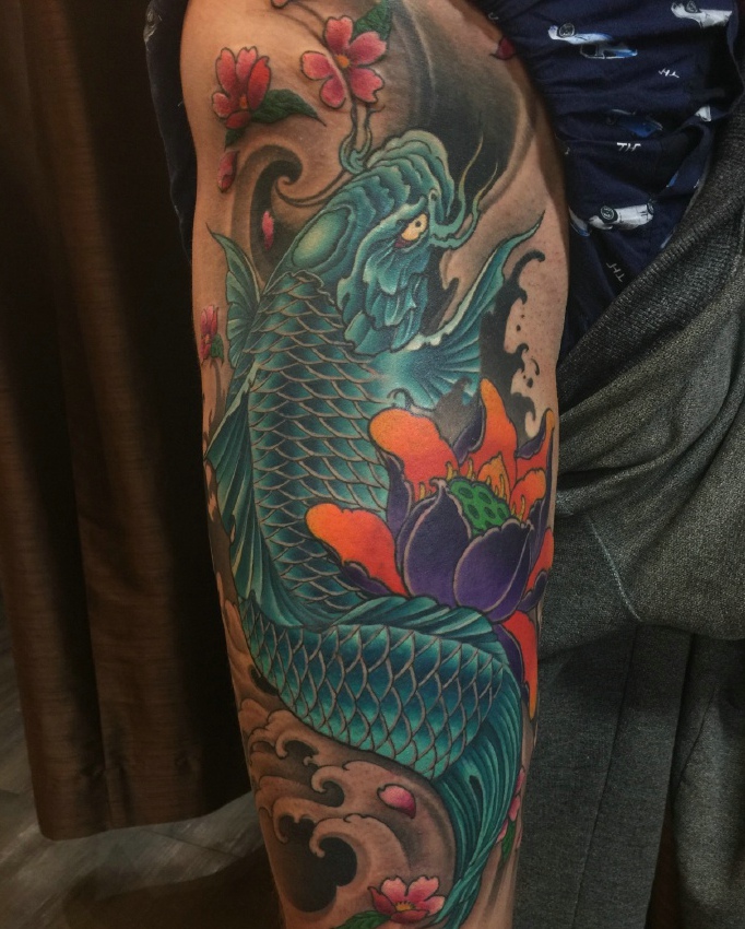 一眼就看傻的彩色大鲤鱼刺青