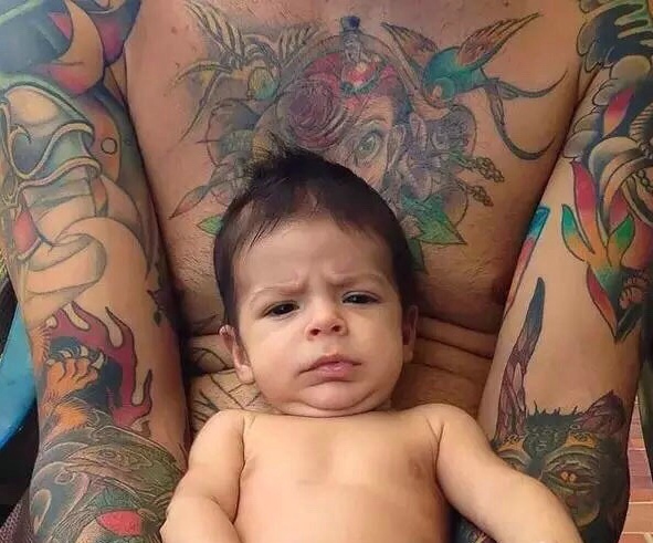 非常有慈爱的年轻父母的个性纹身