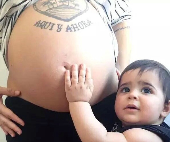 非常有慈爱的年轻父母的个性纹身