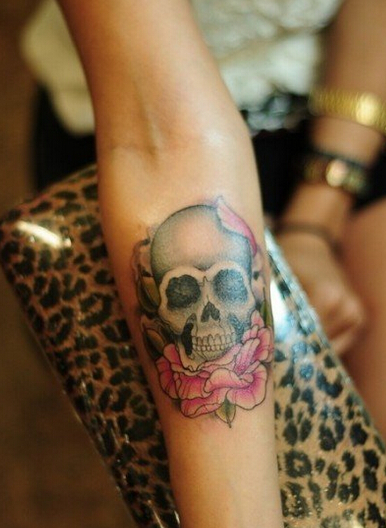手臂骷髅头玫瑰花纹身图案