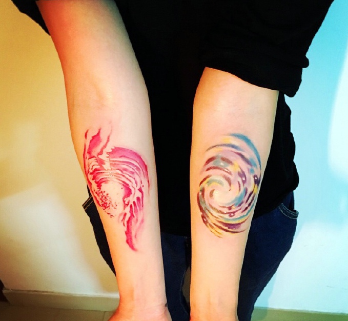 时尚特殊的手臂彩色浪花刺青