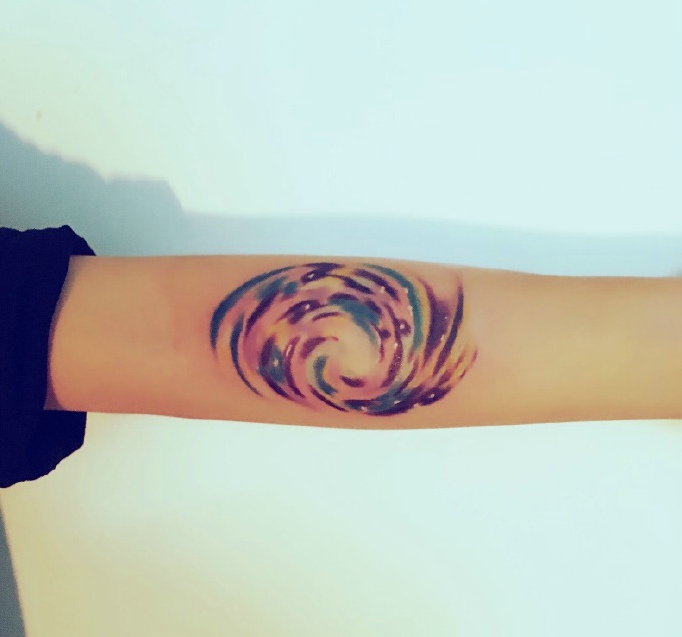 时尚特殊的手臂彩色浪花刺青