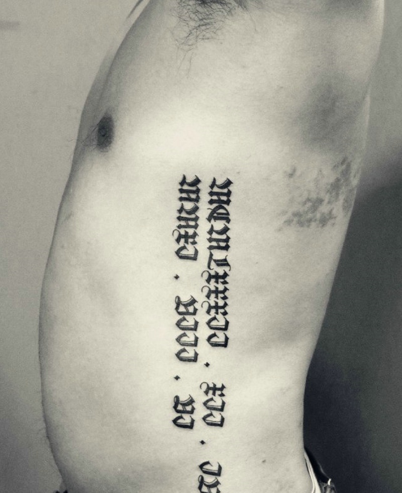 隐藏在侧腰部的简单梵文刺青