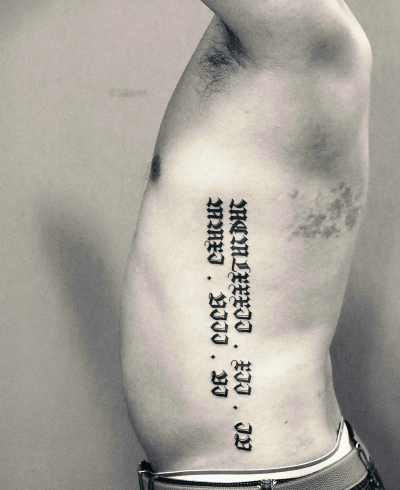 隐藏在侧腰部的简单梵文刺青