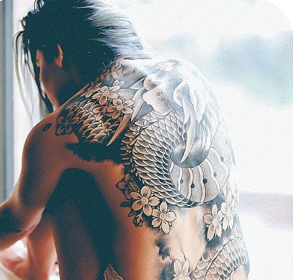 个性美女有着帅气的满背图腾纹身