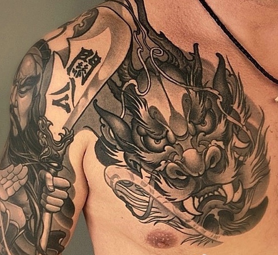 帅气无比的黑白半甲关公刺青