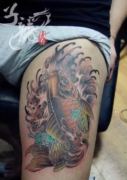 大腿上中国传统的锦鲤纹身图案