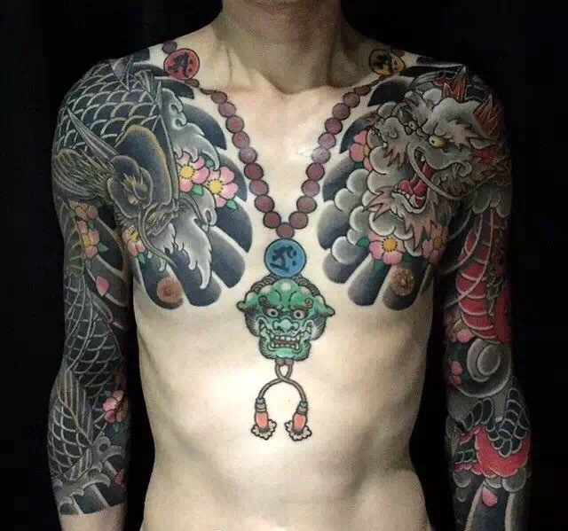 是男人都想拥有的帅气双半甲纹身