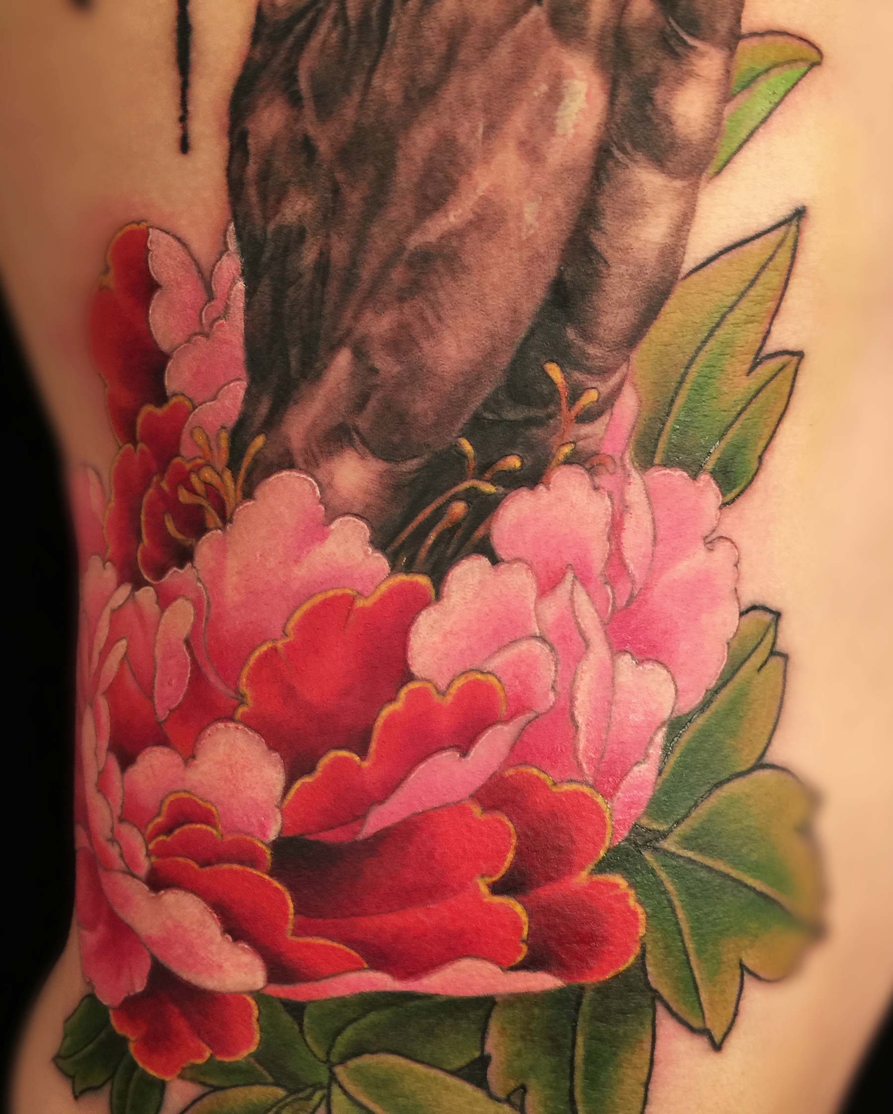 女生最近都爱上了漂亮的牡丹花纹身