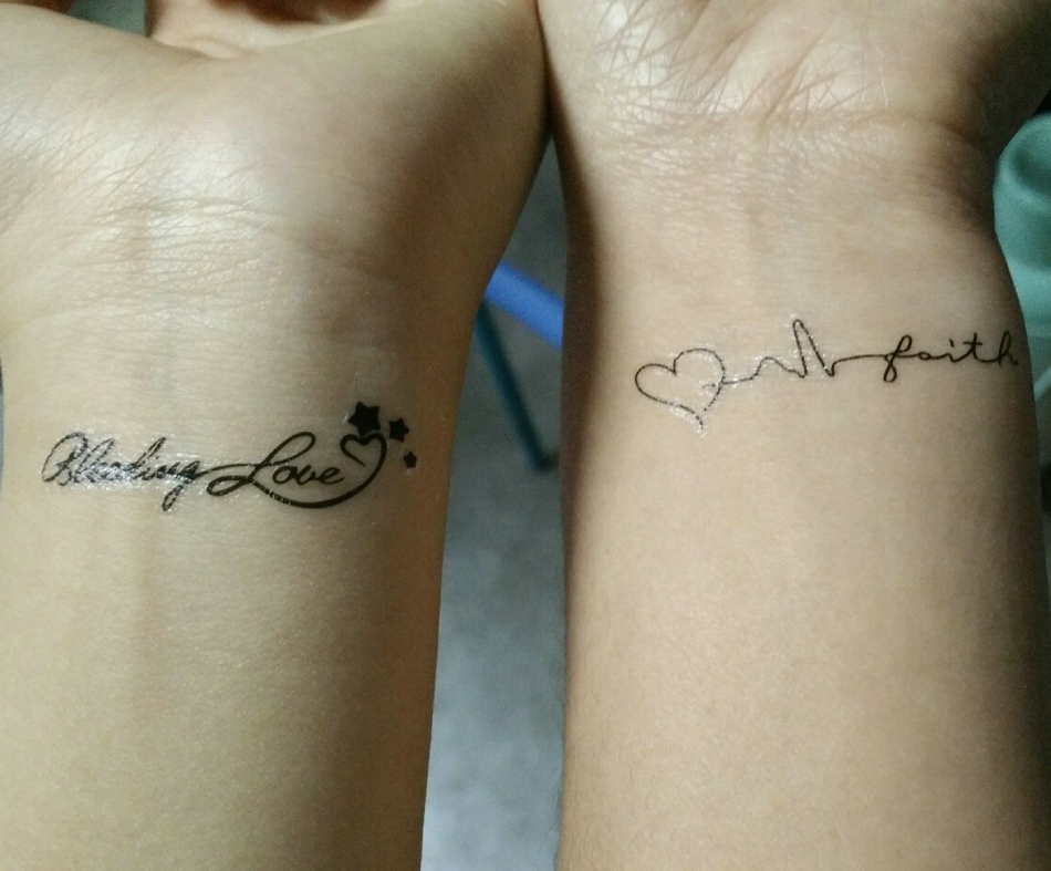 低调的手腕小清新英文情侣纹身