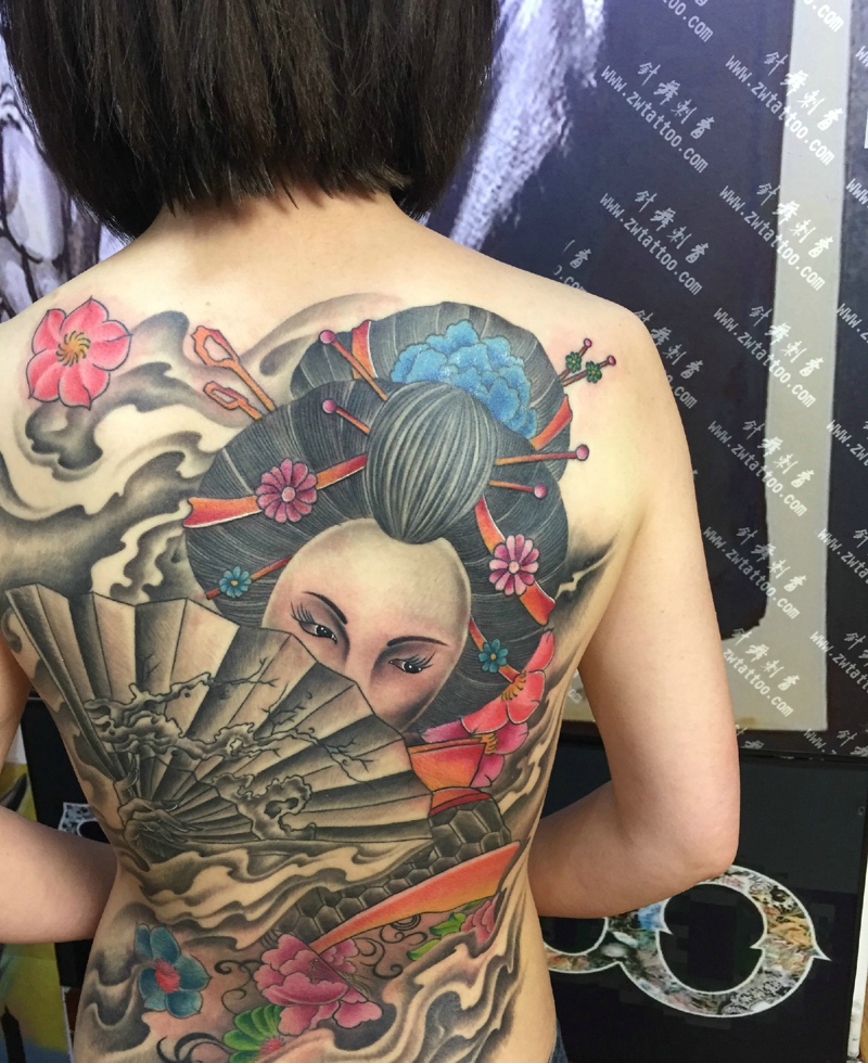 另类女生满背的彩色花妓纹身