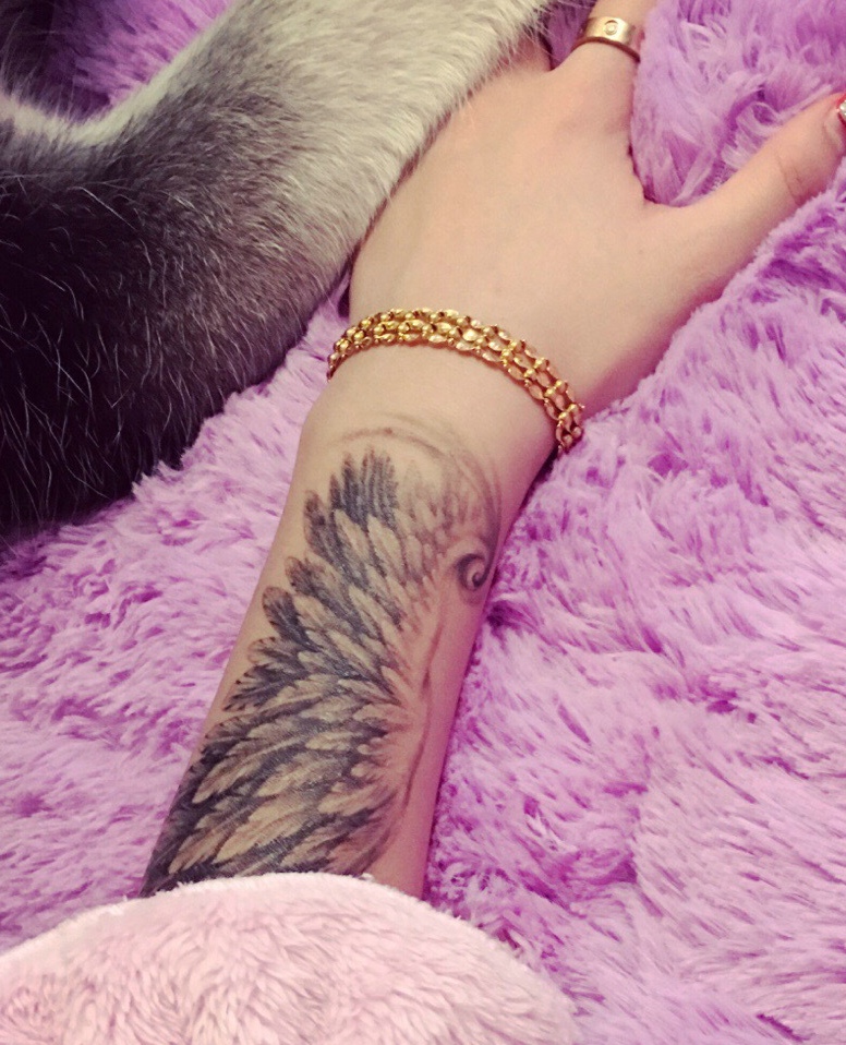 女生手臂上的小图腾纹身非常漂亮