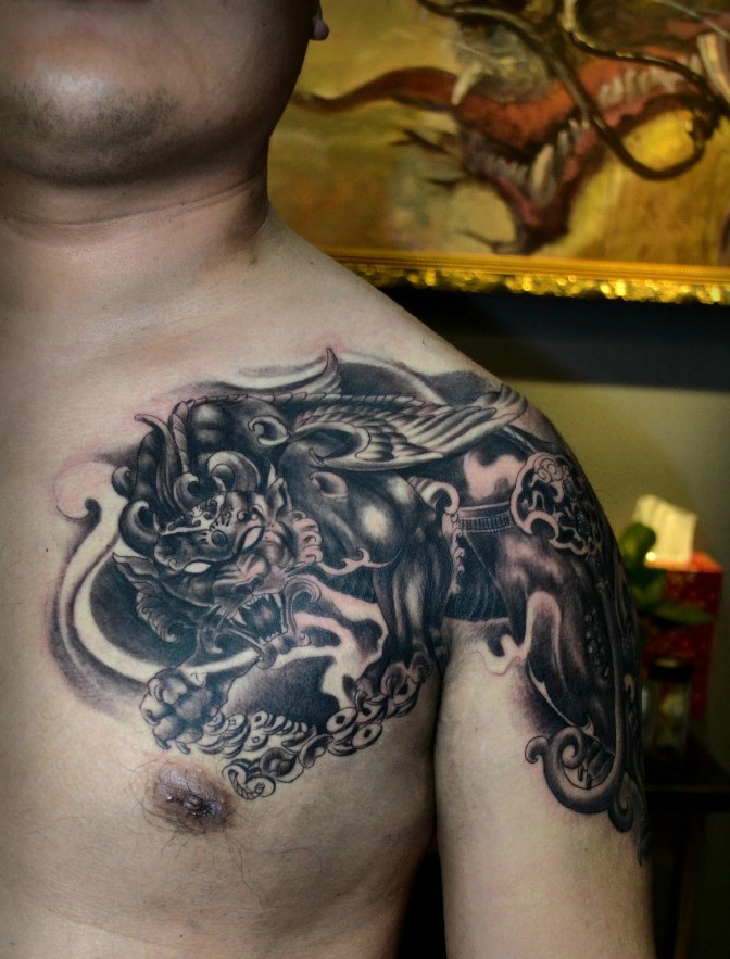 霸气十足的黑白半甲貔貅刺青